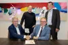 Op de afbeelding zijn wethouder Dennis Grimbergen en directeur Dirk Jan de Rouwe van Dijkstra Draisma te zien die het contract ondertekenen. Ook directeur Eelco Derks van Sportbedrijf Lelystad en directeur-bestuurder Bas Iliohan van Porteum staan op de foto.